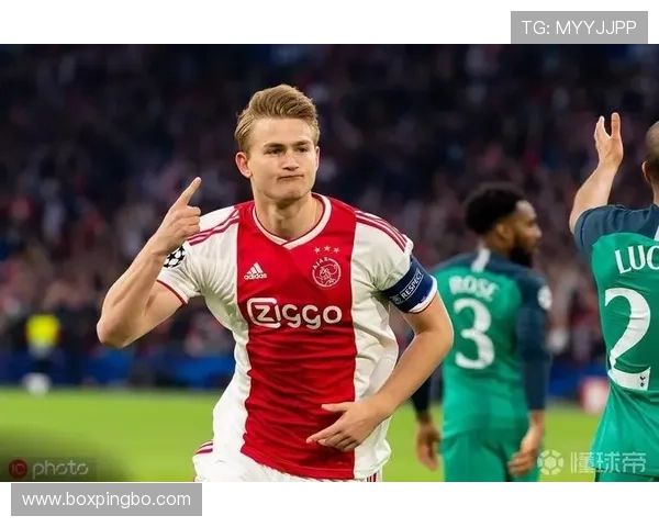 博努奇与乌姆蒂蒂在体系驱动下中卫传球分散趋势分化