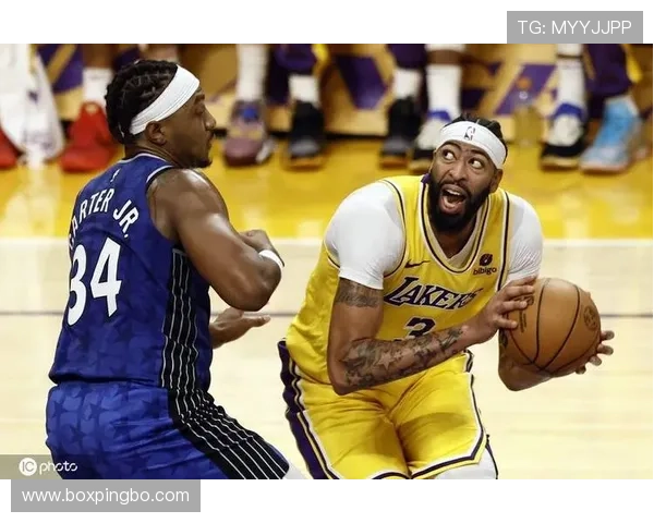 拉塞尔防守威尔特压制内线11冠彰显防守主导