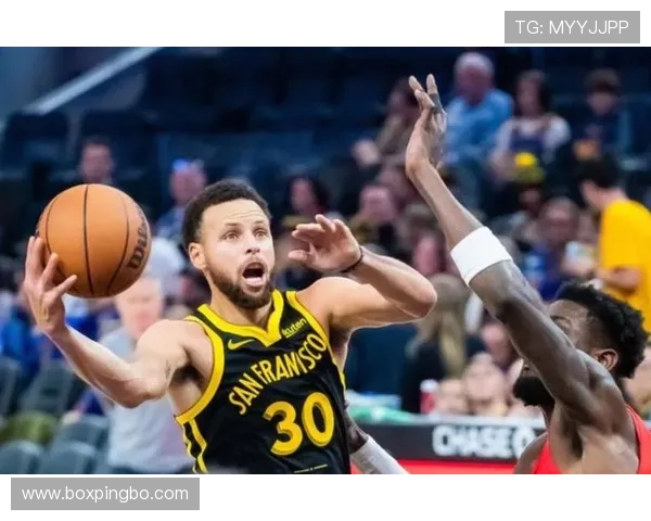 库里无球跑动较上季更高效拉开外线空间