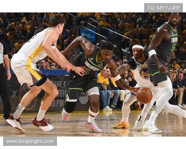 朱利叶斯·兰德尔高效内线单打展现季后赛关键得分能力